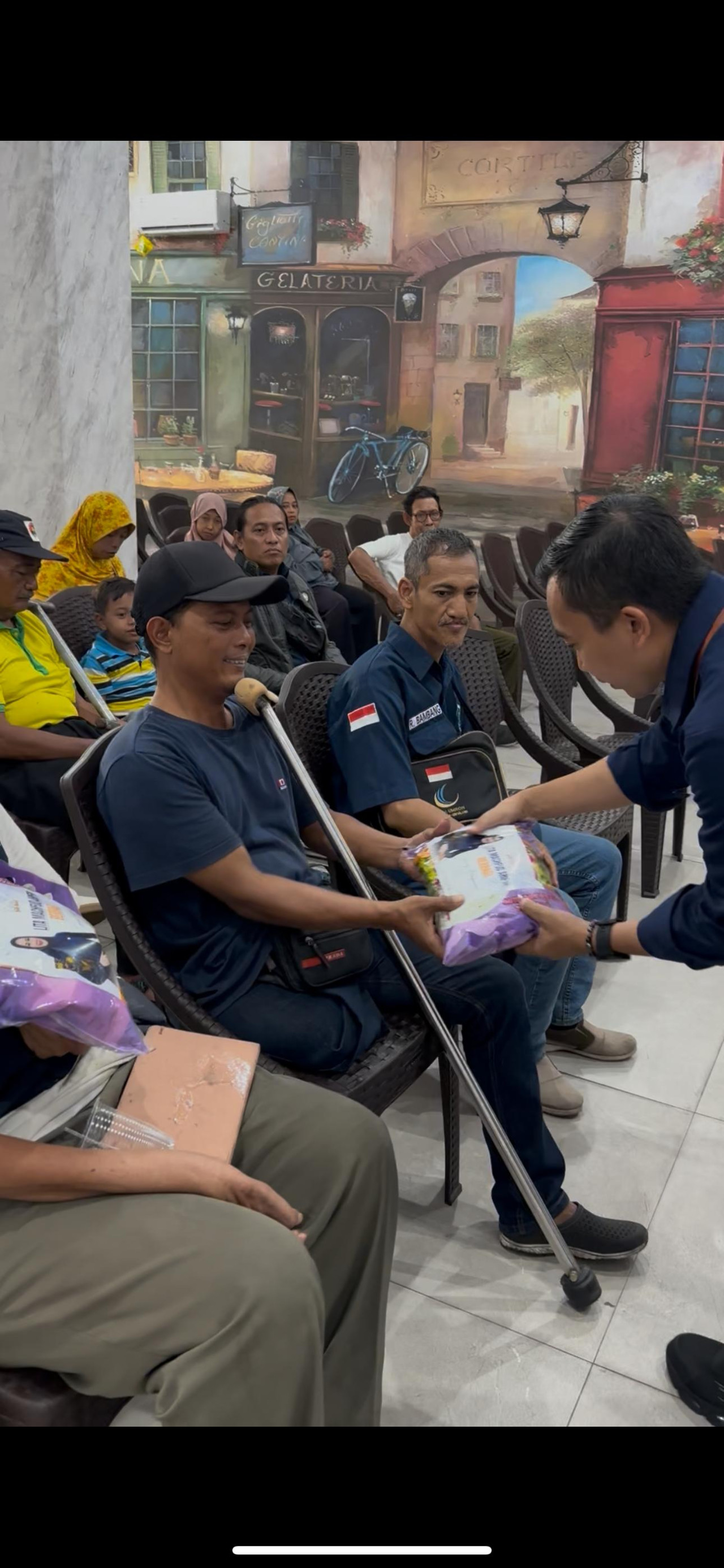 Penyaluran sembako secara simbolis oleh tim LMA (foto: NasDem Jatim for jatimnow.com)