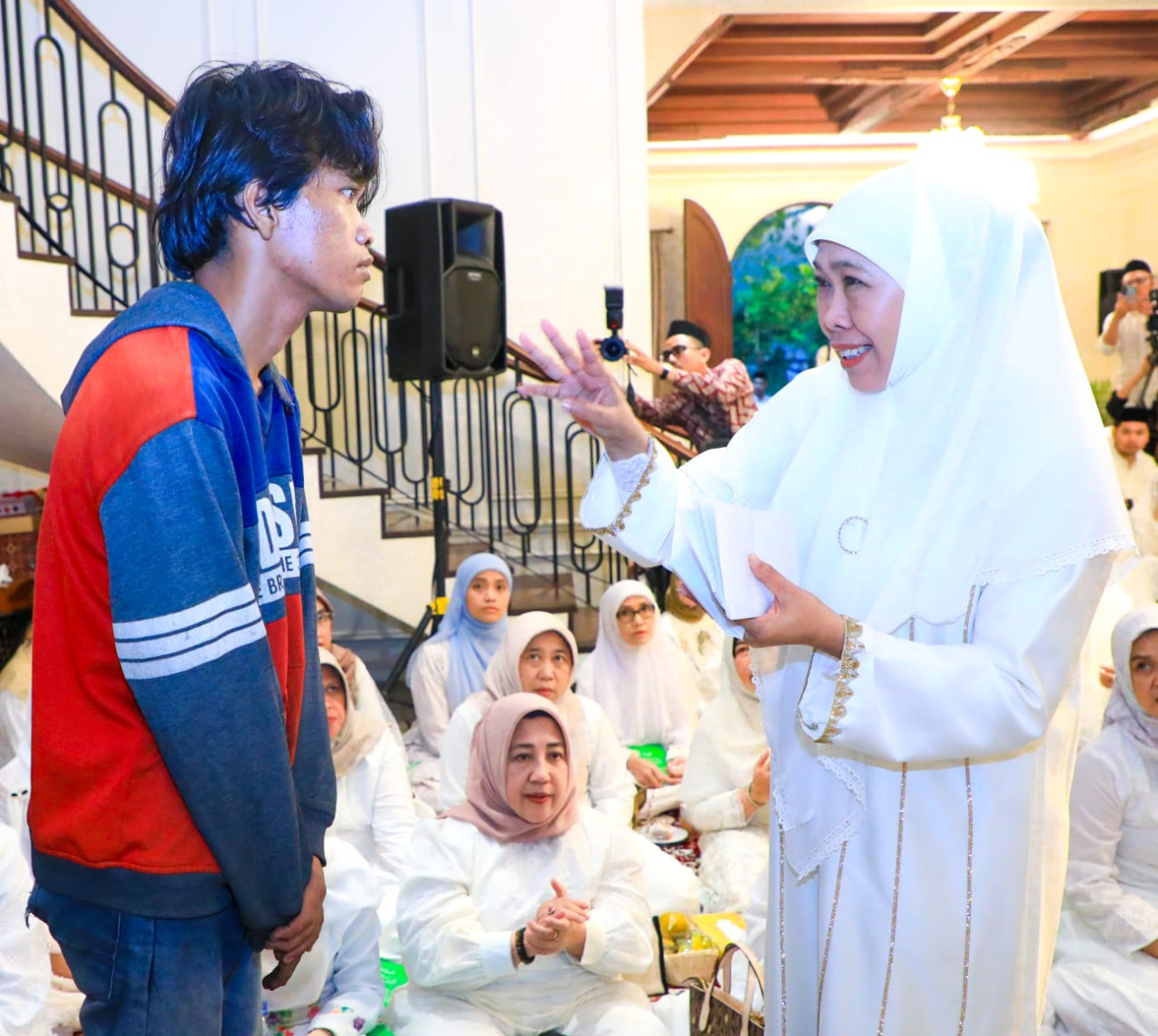 Khofifah (kanan) memberikan santunan pada korban kebakaran di Wonocolo Surabaya (foto: Adpim for jatimnow.com)