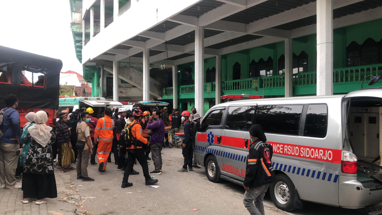 Proses evakuasi ambruknya bangunan Ponpes Al Khoziny Sidoarjo (foto: Rizky/jatimnow.com)