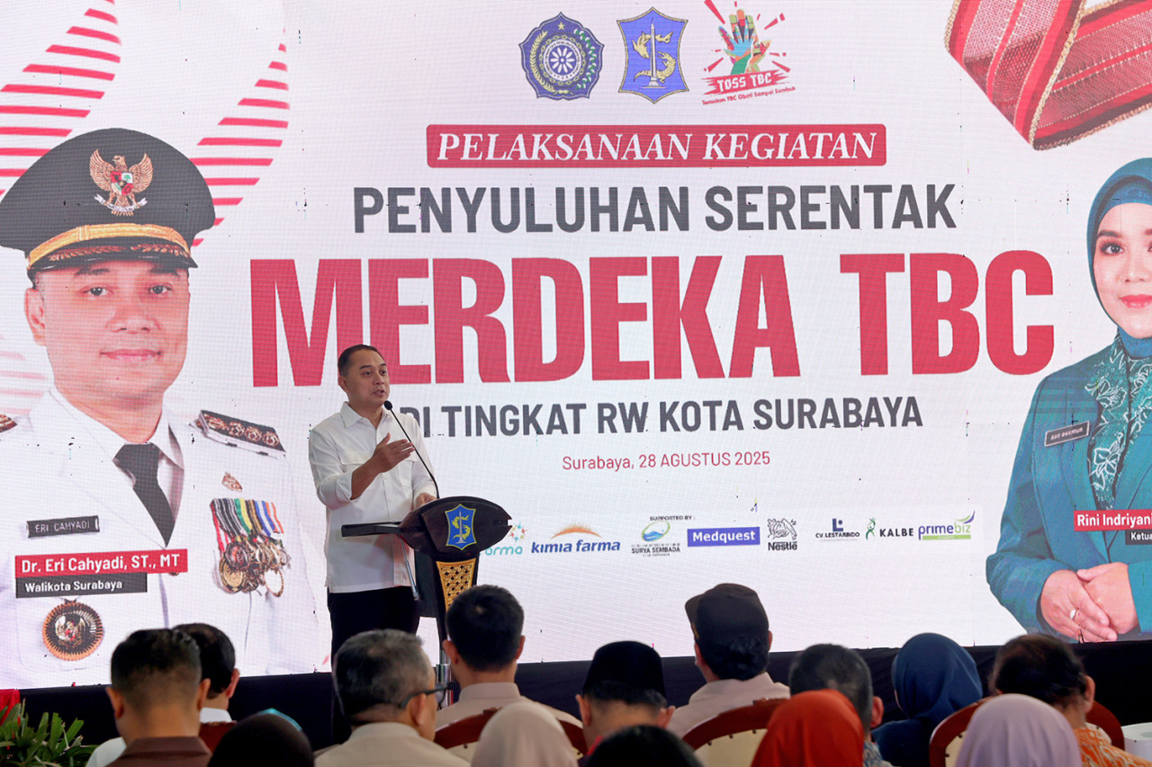 Wali kota Surabaya Eri Cahyadi usai menerima Rekor MURI Sosialisasi TBC terbeser se Indonesia (foto-foto: Kominfo Surabaya for jatimnow.com)