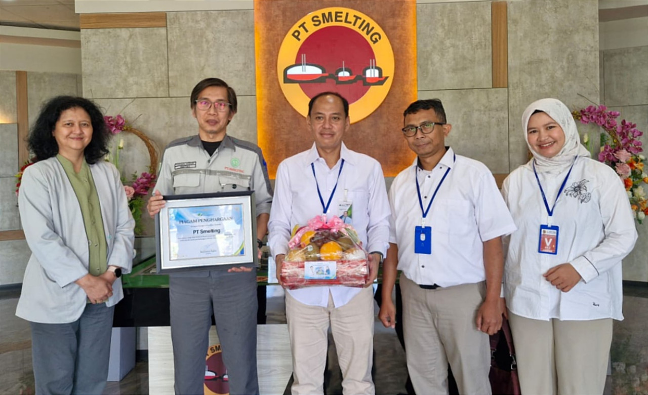 Foto: BPJS Ketenagakerjaan Kantor Cabang Gresik saat memberikan apresiasi kepada PT Smelting. (BPJS Ketenagakerjaan Gresik/jatimnow.com)