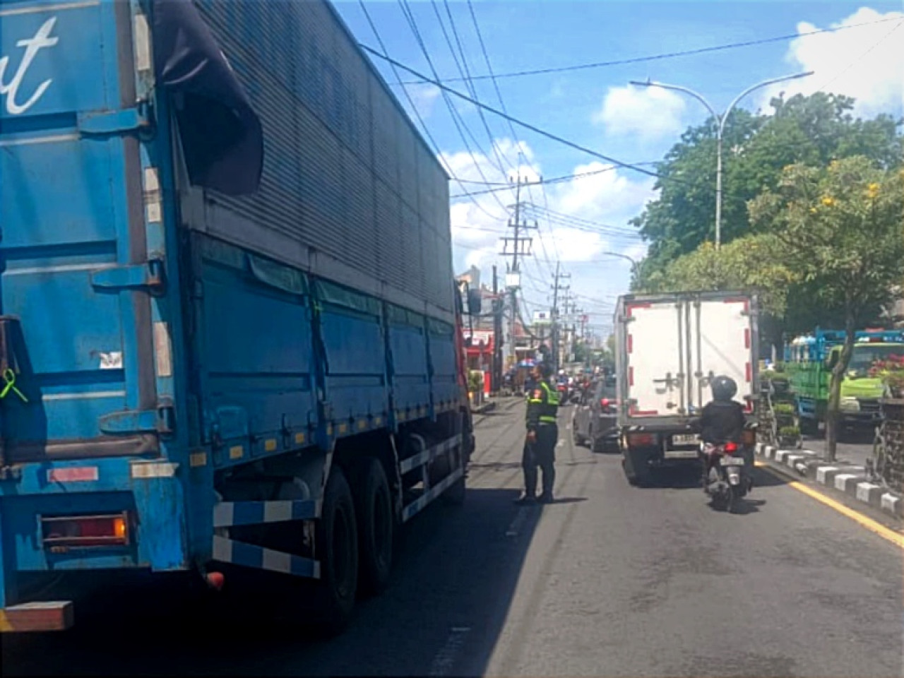 Foto: Satlantas Polres Gresik saat menindak truk bandel yang melanggar jam operasional di jalur padat. (Humas Polres Gresik/jatimnow.com))