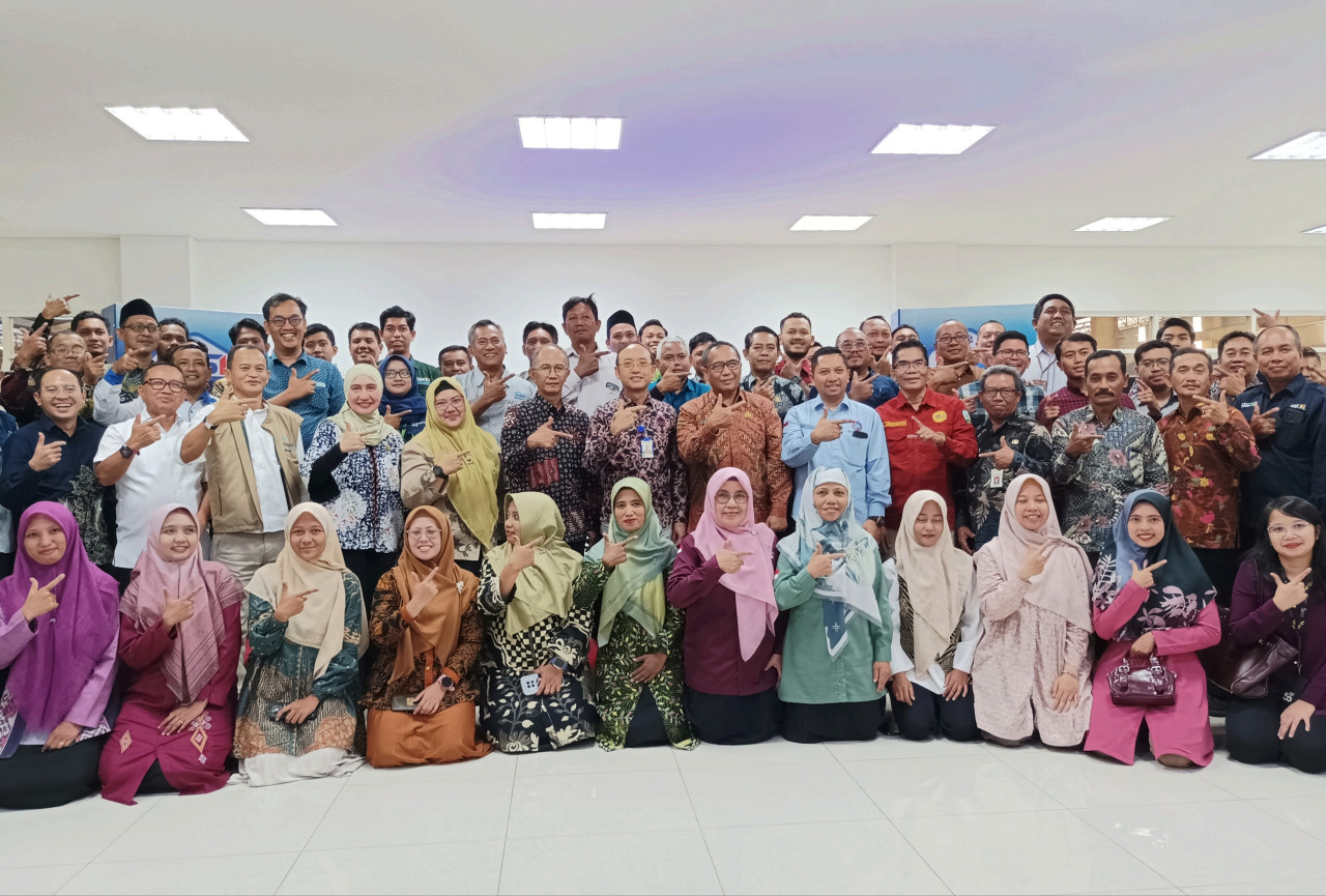 Foto: Direktur PT Indospring Bob Budiono beserta peserta dan para tamu undangan foto bersama di pembukaan program Guru Sinau Industri. (Sahlul Fahmi/jatimnow.com)