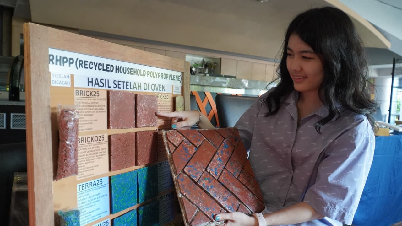 Wisudawan PCU Surabaya Sulap Limbah Jadi Interior Estetik