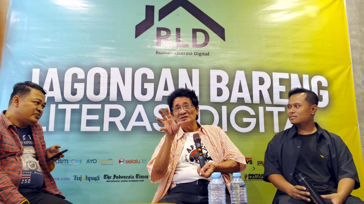Koordinator APECSI Singky Soewadji, dan Ketua H3 Kus Andi, menjadi pembicara dalam Jagongan Bareng Rumah Literasi Digital, di Balai RLD, Jl. Kaca Piring no 6 Surabaya, Jumat (05/9/2025). (Foto: Ali Masduki/jatimnow.com)