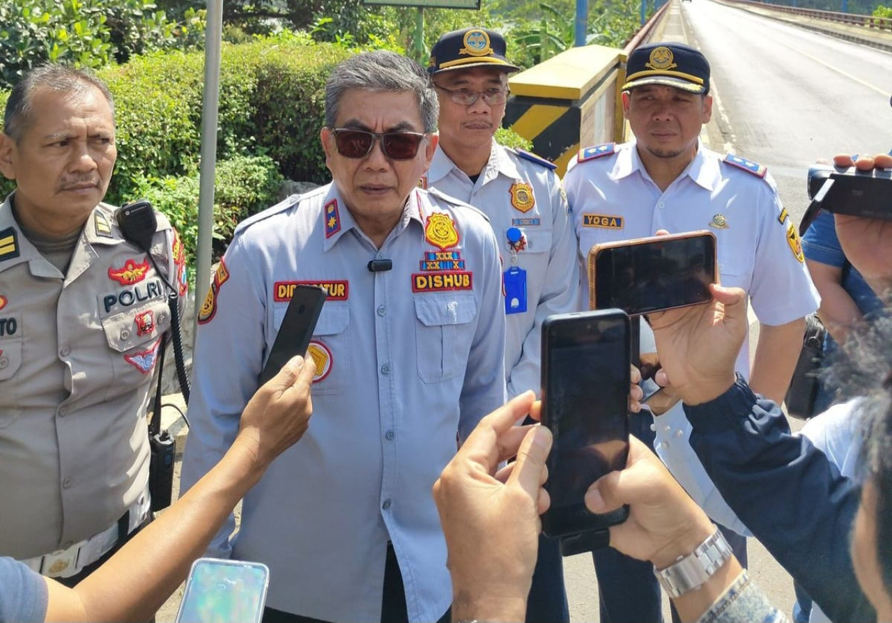 Kepala Dishub Kota Kediri Didik Catur saat penutupan Jembatan Semampir. (Foto: Pemkot Kediri/jatimnow.com)