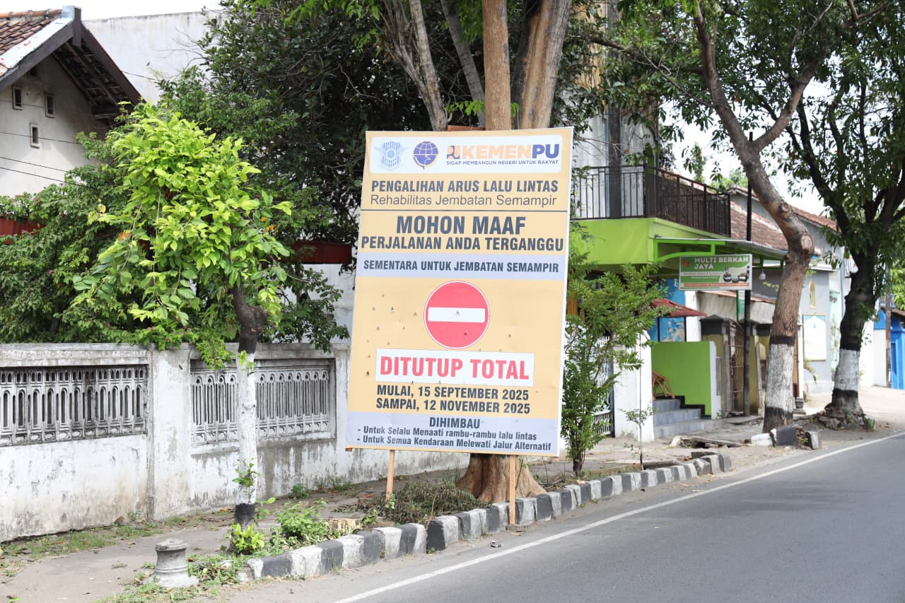 Papan pengumuman penutupan Jembatan Semampir. (Foto: Pemkot Kediri/jatimnow.com)