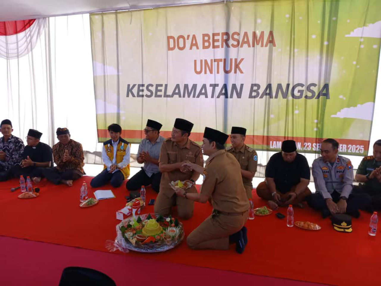 Bupati Lamongan saat mendatangi doa bersama warga Desa Balun di JLU Lamongan. (Foto: Adyad Ammy Iffansah/jatimnow.com)