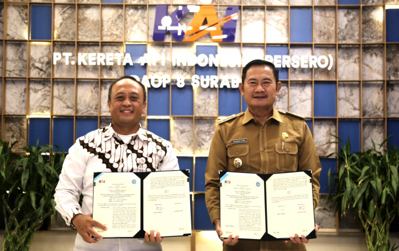 Penandatanganan MoU berlangsung di Ruang Airlangga, Kantor Daop 8 Surabaya. (Foto/Humas KAI)