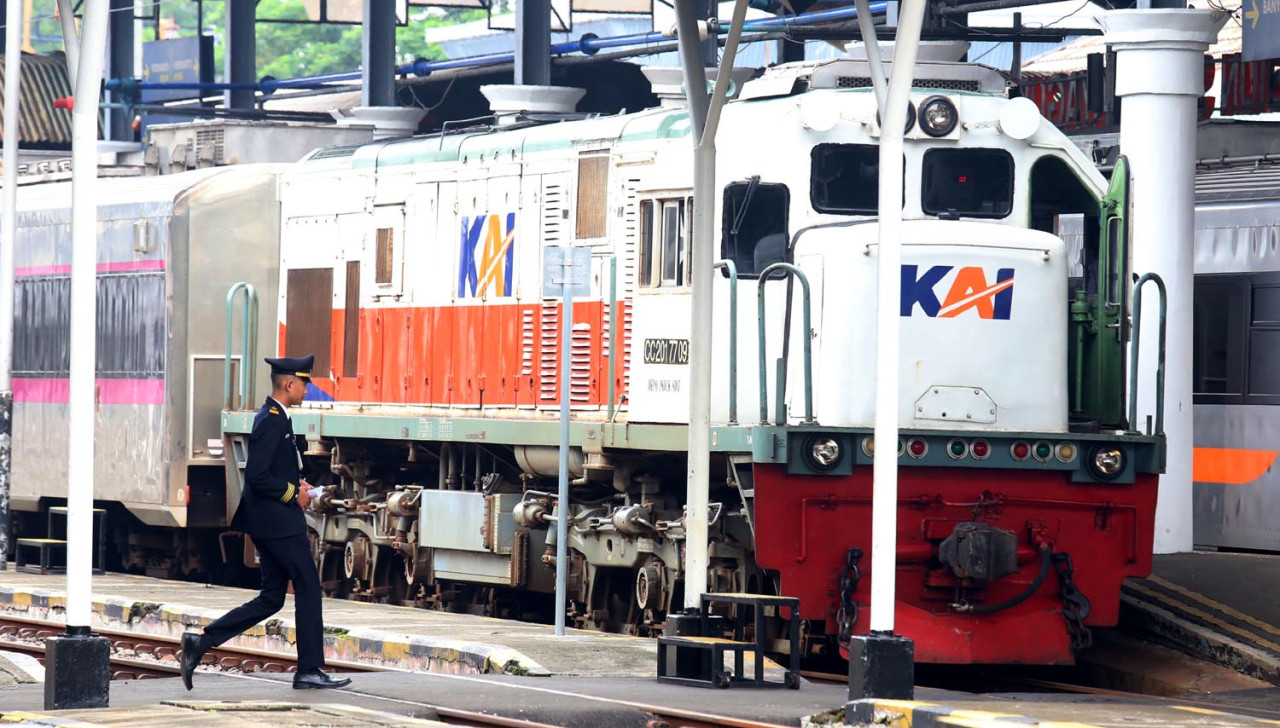 KAI Daop 8 Surabaya menghadirkan KA tambahan sebagai solusi perjalanan yang bebas macet dan tepat waktu. (Foto: Ali Masduki/JatimNow.com)