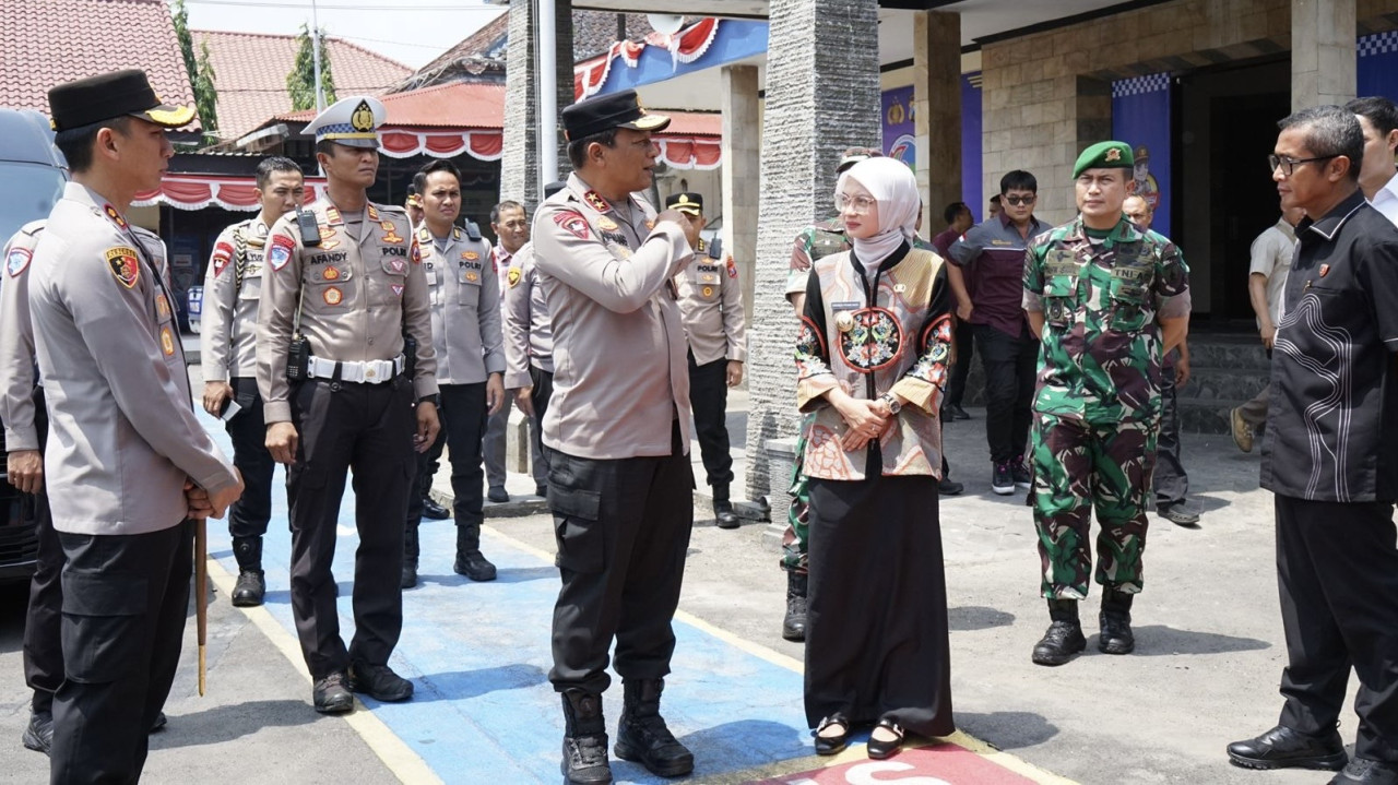 Kapolda Jatim bersama Wali Kota Kediri saat meninjau Satlantas Polres Kediri Kota. (Foto: Pemkot Kediri/jatimnow.com)
