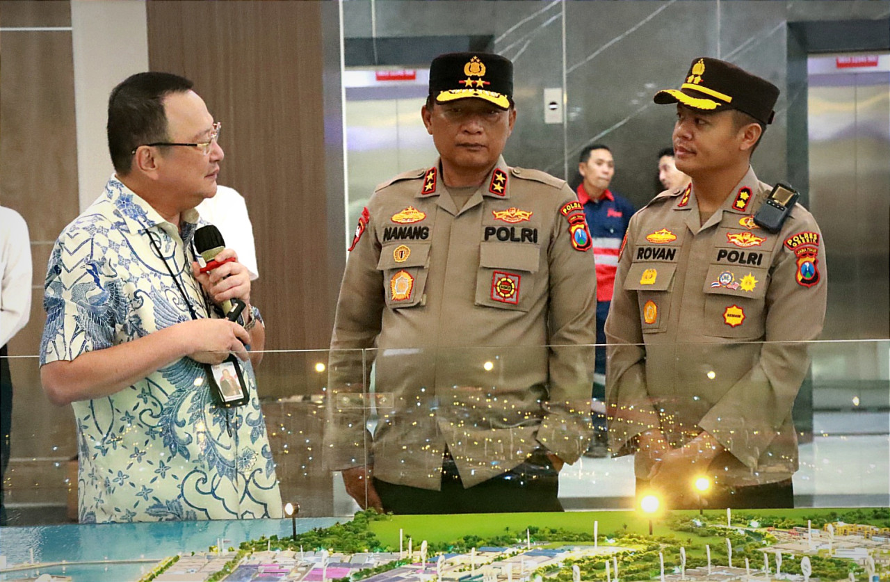 Foto: Kapolda Jatim Irjen Pol. Drs. Nanang Avianto dan Kapolres Gresik AKBP Rovan Richard Mahenu, saat di KEK JIIPE. (Humas Polres Gresik/jatimnow.com)