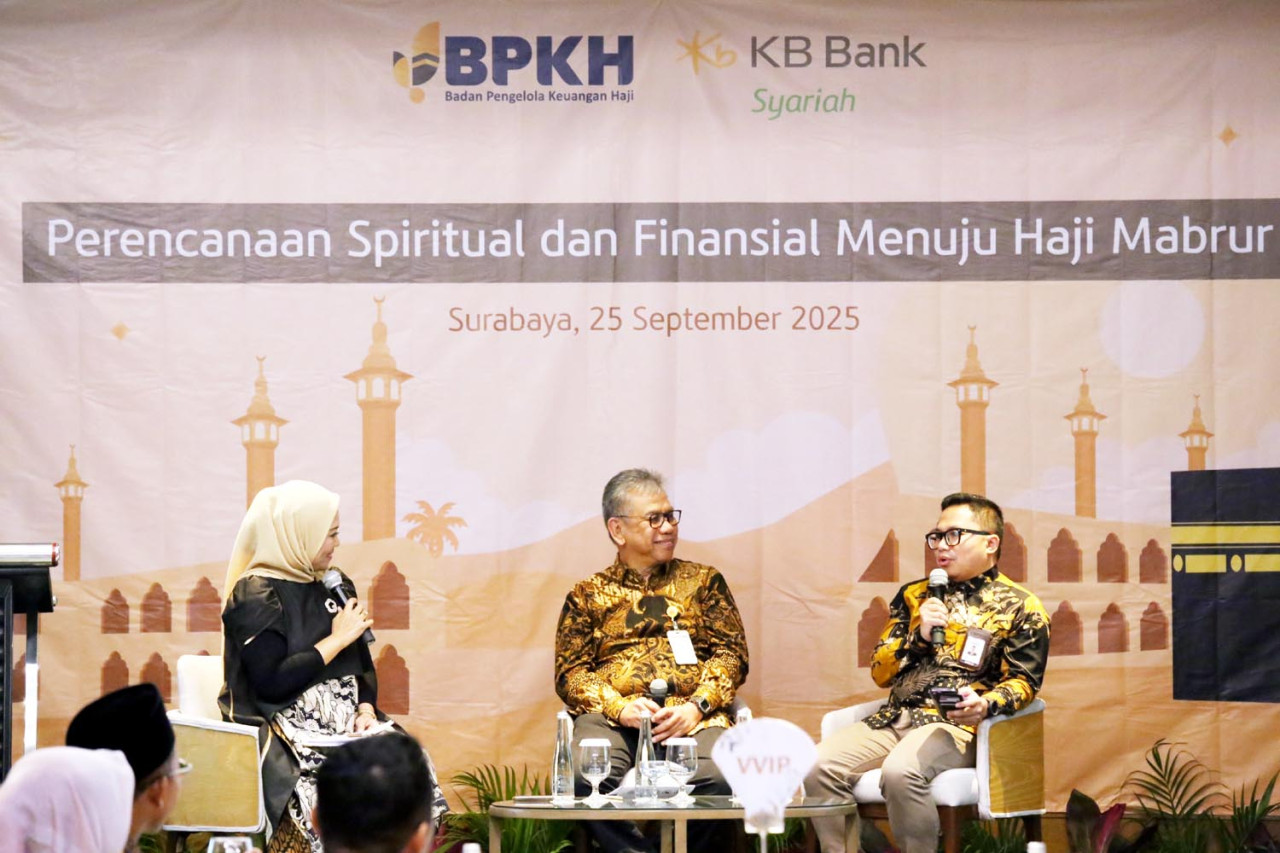 Adil Syahputra dan Indra Gunawan, menjadi pembicara dalam seminar haji bertajuk "Perencanaan Finansial & Spiritual Menuju Haji Mabrur" di Surabaya, Kamis (25/09/2025). (Foto: Ali Masduki/JatimNow.com)