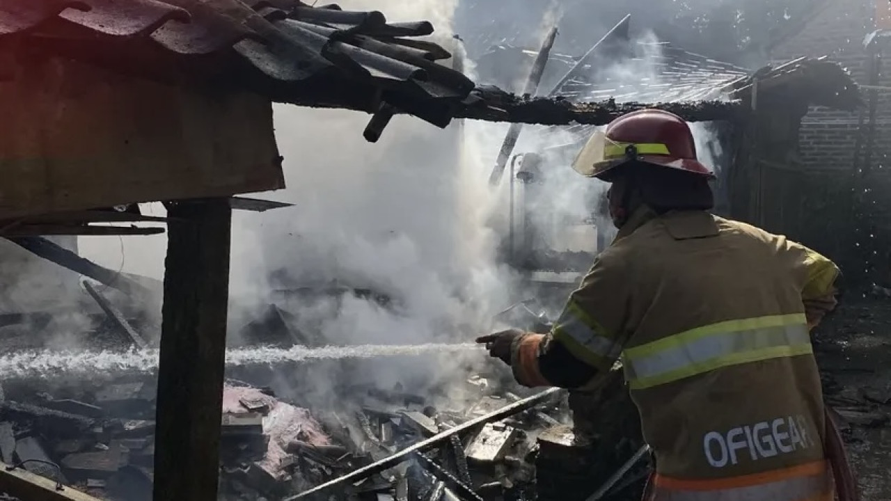 Petugas memadamkan api yang membakar rumah di Kepung Kediri. (Foto: PMK Kediri/jatimnow.com)