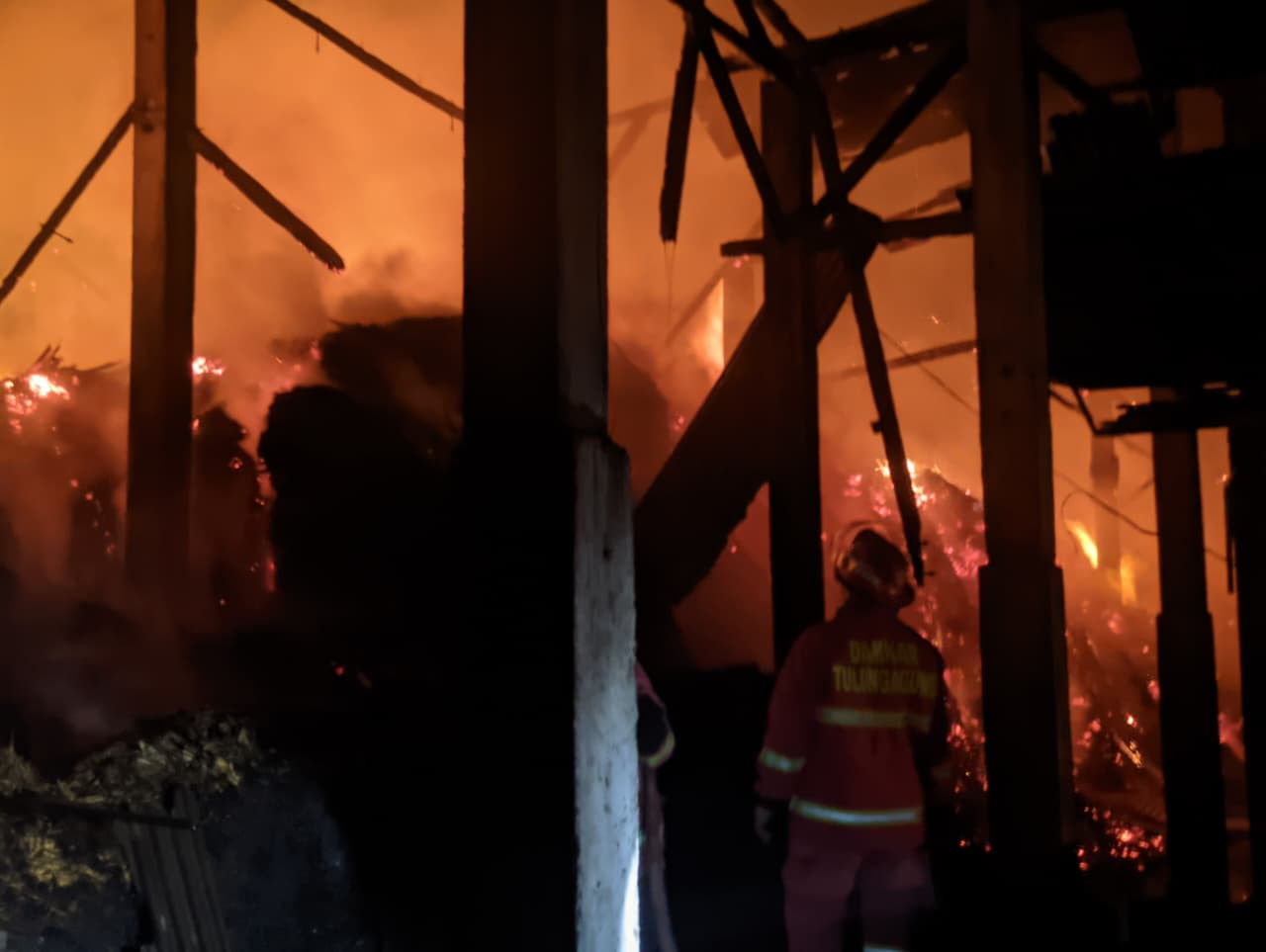 Foto: Pabrik gula tradisional di Tulungagung terbakar (Polres Tulungagung/jatimnow.com)