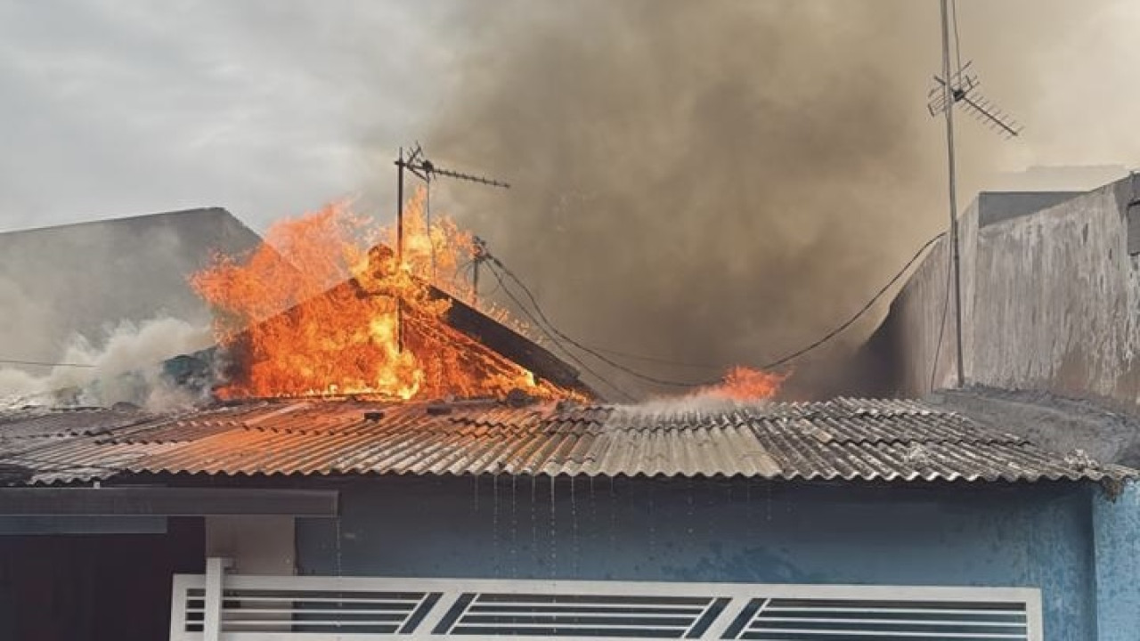 Kebakaran rumah kontrakan di Dupak Surabaya. (Foto: DPKP Surabaya/jatimnow.com)