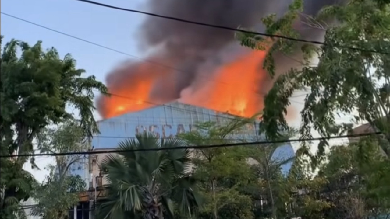 Kebakaran eks Bioskop Oscar di Surabay. (Foto: DPKP Surabaya/jatimnow.com)