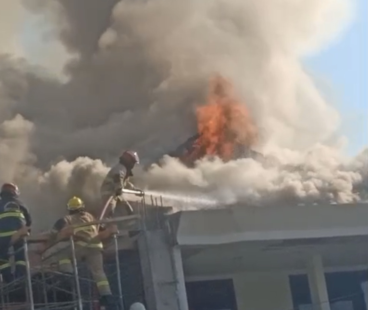 Foto: Petugas saat berusaha memadamkan kobaran api ( Kedaruratan 112/jatimnow.com)