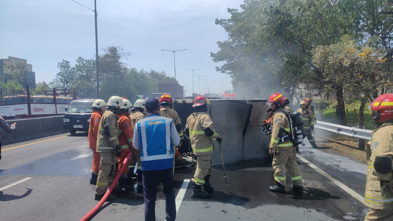 Petugas memadamkan api mobil box di Tol Dupak. (Foto: Call Centre 112/jatimnow.com)