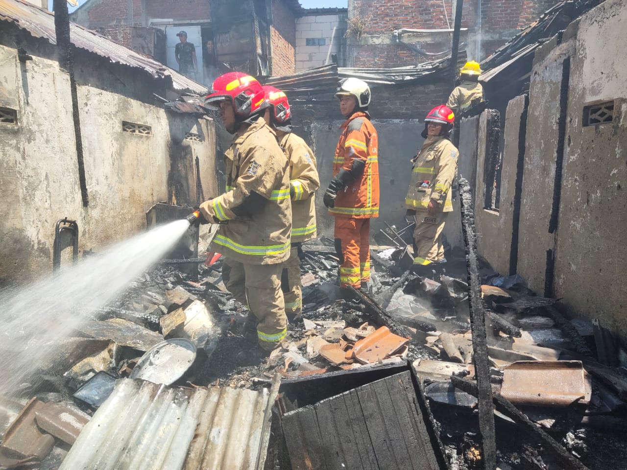 Petugas memadamkan api di Wonokromo Surabaya. (Foto: Call Center 112/jatimnow.com)