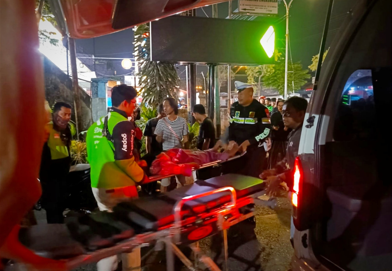 Foto: Sinergi antara ojol, warga dan polisi saat selamatkan korban kecelakaan di Gresik. (Humas Polres Gresik/jatimnow.com)