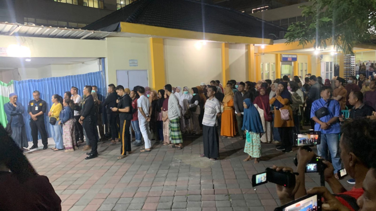 Foto : Pihak keluarga korban saat di RD Bina Sehat (Sugianto/jatimnow.com))