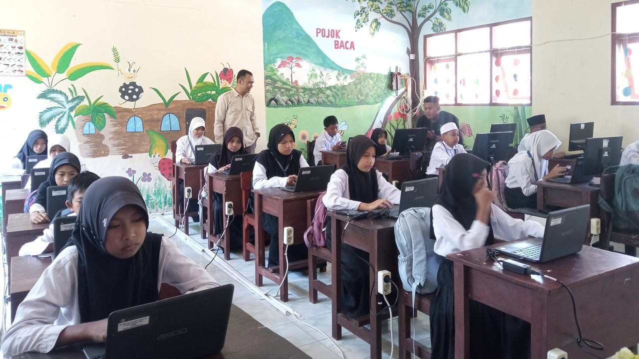 Pelajar SDN Banjarsengon 2 melaksanakan pembelajaran digital setiap hari. (Foto: Sugianto/jatimnow.com)