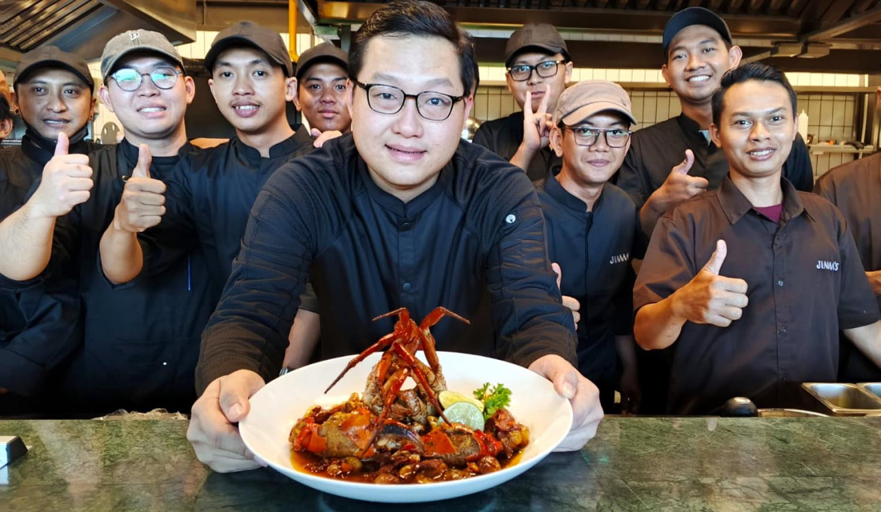 Chef Jimmy menunjukkan menu Caramelized Butter Crab di Crab n Co, Citraland, Surabaya, Selasa (02/9/2025). (Foto: Ali Masduki/jatimnow.com)