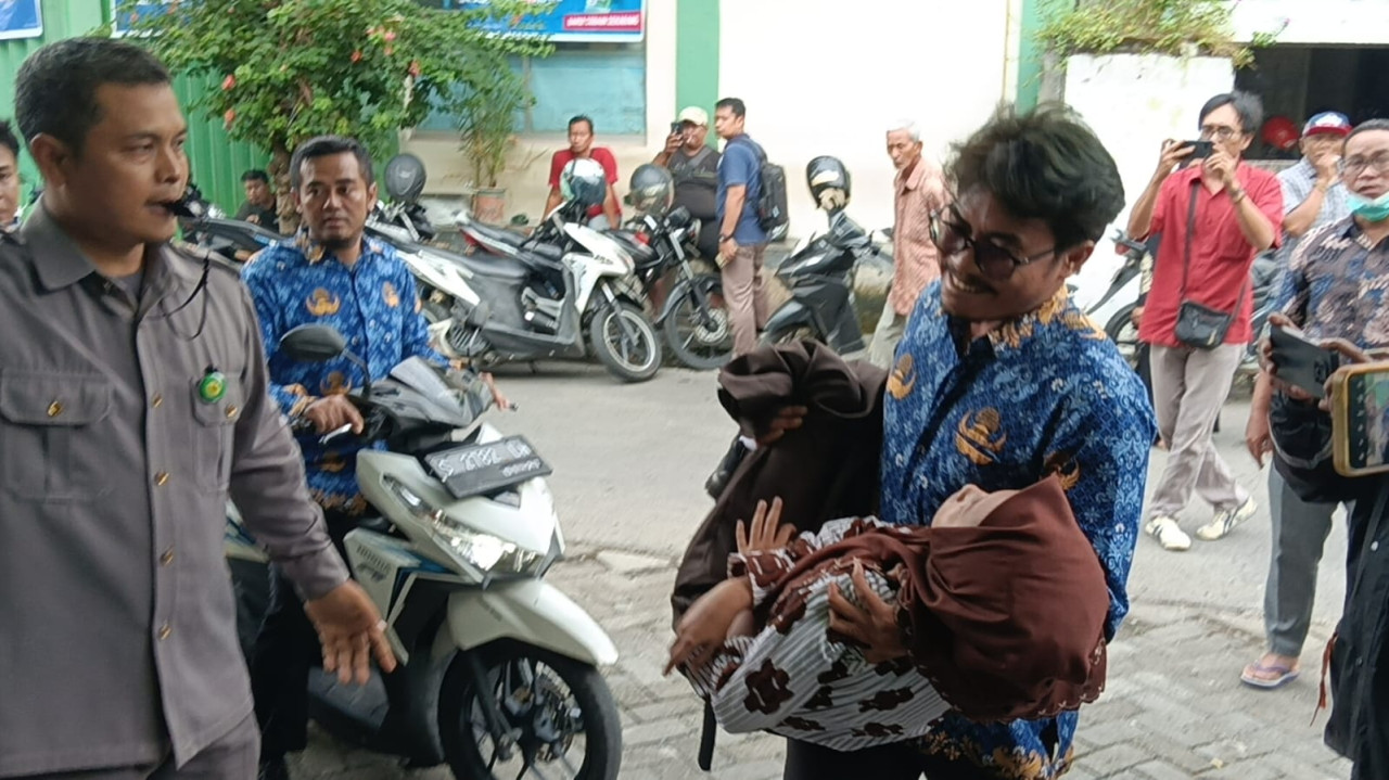 Foto: Siswa SMAN 2 Lamongan saat dilarikan ke RSI Nasrul Ummah (Adyad Ammy Iffansah/jatimnow.com)