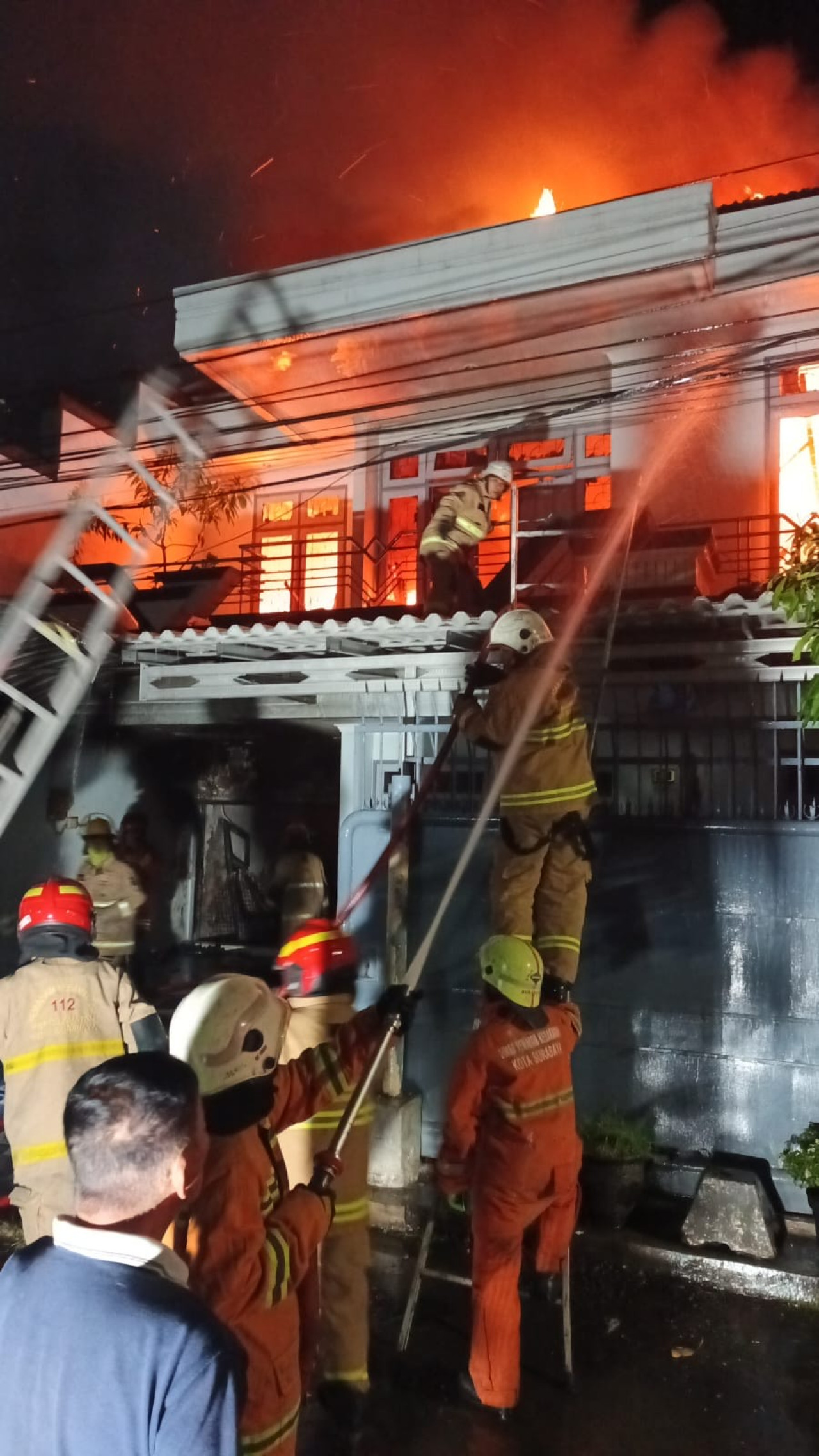 Foto: Petugas Damkar memadamkan kobaran api (Call Center 112/jatimnow.com)