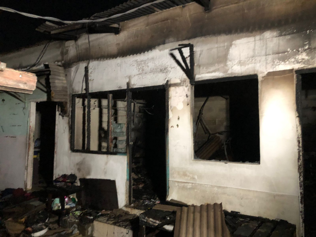 Foto: Sisa bangunan yang terbakar di Surabaya (Fatkhur Rizky/jatimnow.com)