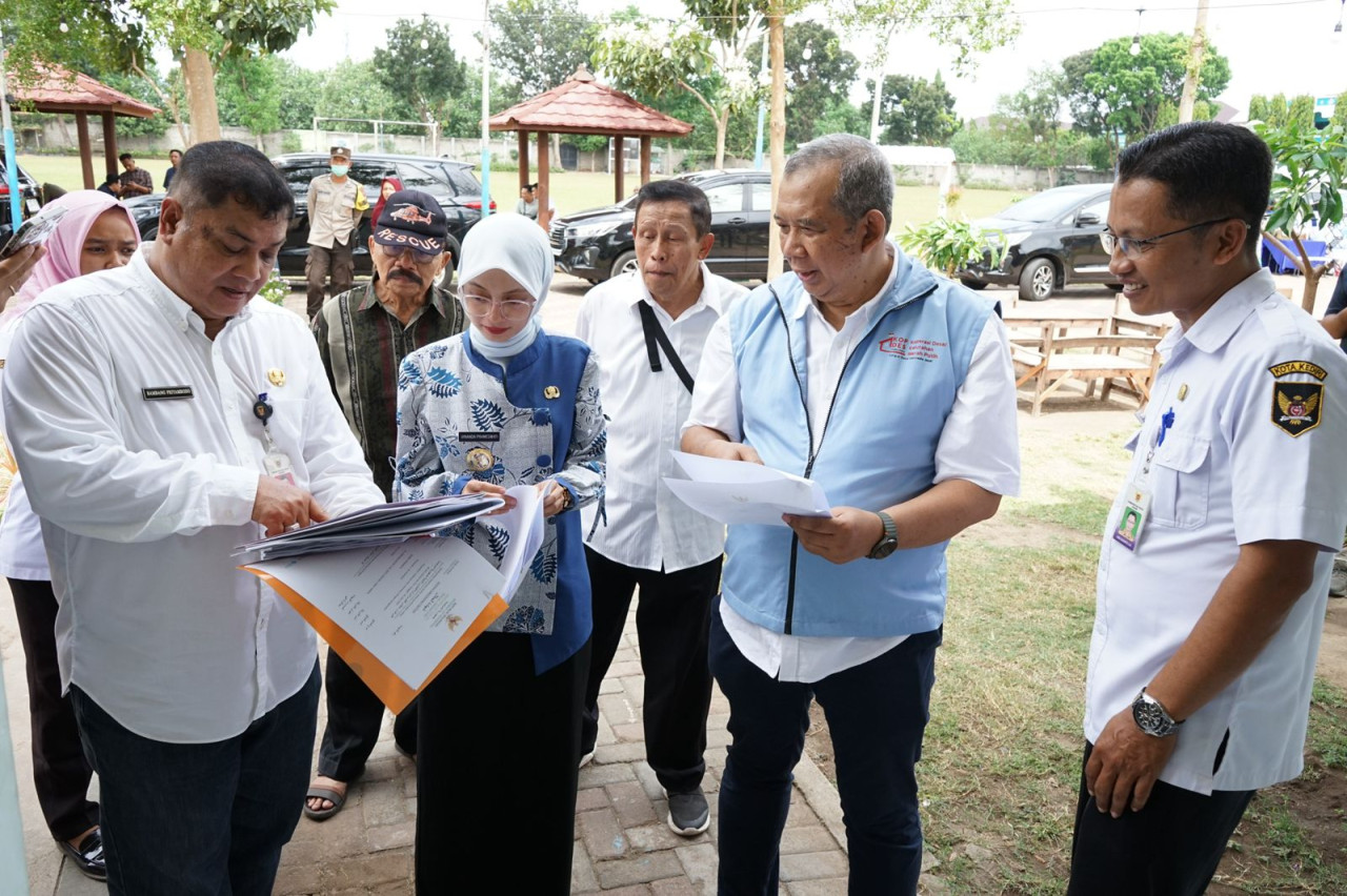 Mbak Vinanda dan Staf Ahli Kemenko Pangan tinjau Koperasi Merah Putih di Kota Kediri. (Foto: Pemkot Kediri/jatimnow.com)
