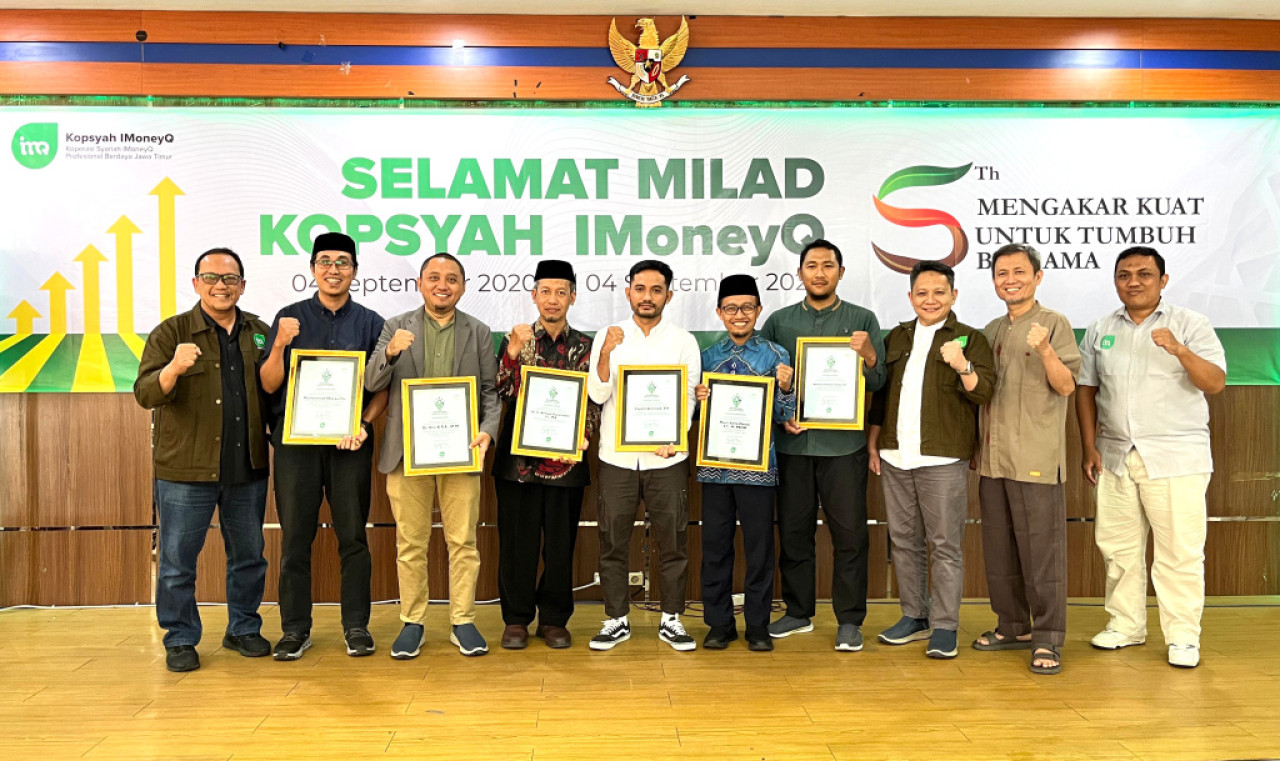 Kopsyah iMoneyQ memberikan penghargaan Profesional Berdaya Award kepada delapan tokoh inspiratif dari berbagai bidang. (Foto/jatimnow.com).