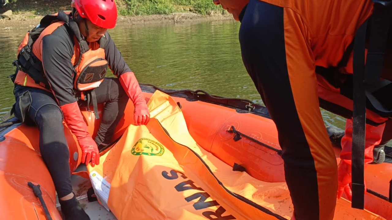 Tim SAR gabungan akhirnya berhasil menemukan Eri Rangga (33), dalam kondisi meninggal dunia pada Jumat (5/9/2025) pagi. (Foto/Basarnas Surabaya)