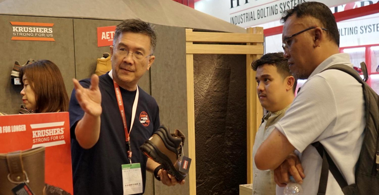 PT Alasmas Berkat Utama menghadirkan sepatu pengaman yang dirancang khusus untuk memenuhi kebutuhan generasi Z. (Foto/jatimnow.com)