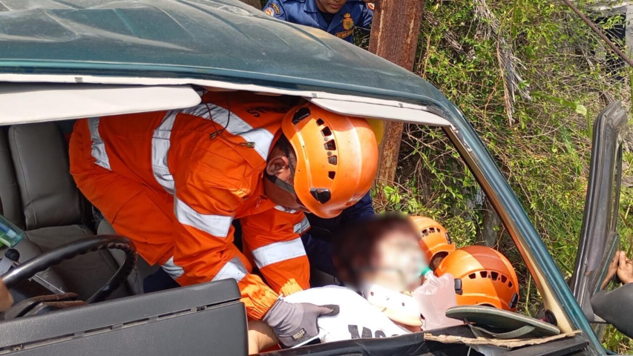 Tim SAR harus berhati-hati saat mengeluarkan korban yang dalam keadaan kritis. (Foto/Basarnas Surabaya)