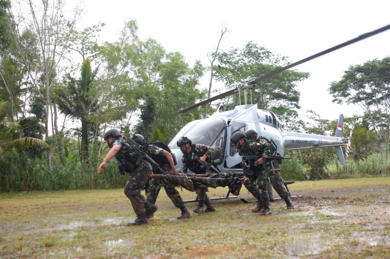 Latihan evakuasi medis di Pusat Latihan Pertempuran Marinir (Puslatpurmar) 4 Purboyo, Malang Selatan, Jawa Timur, pada Rabu (10/9/2025). (Foto: Ainul Yakin for JatimNow.com)