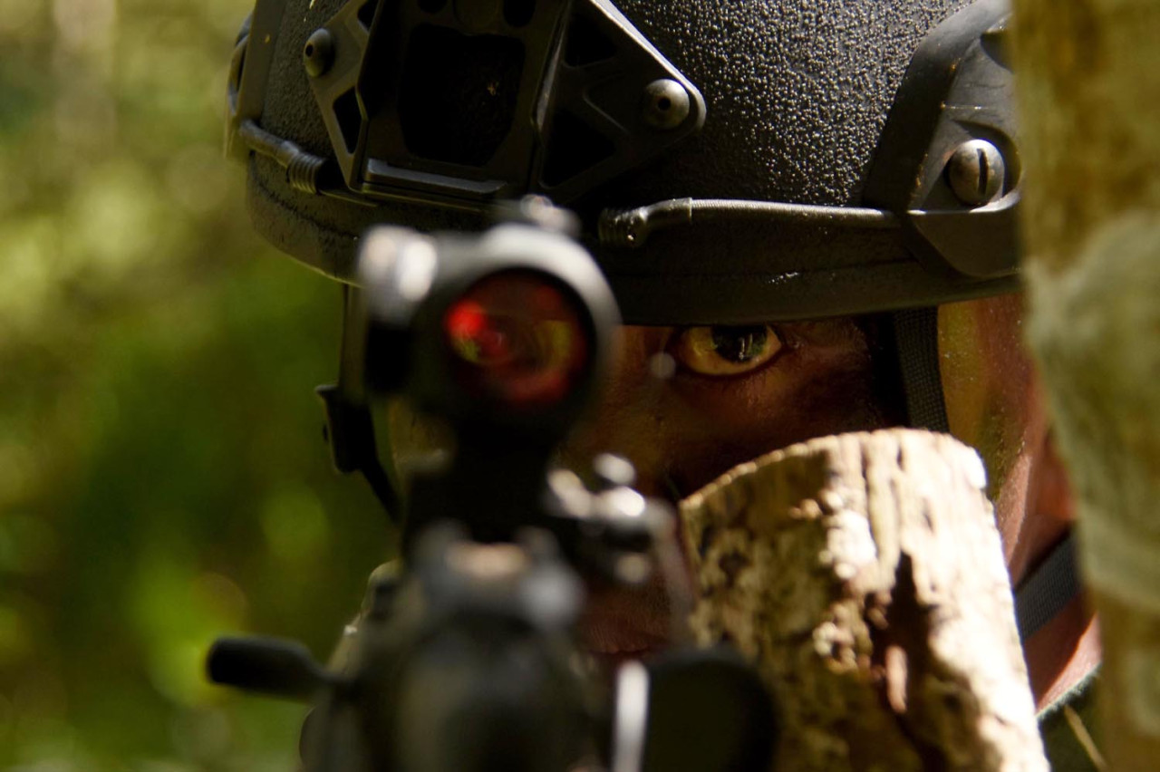 Prajurit Brigif 2 Marinir membidik musuh ketika mengikuti latihan intensif di Pusat Latihan Pertempuran Marinir (Puslatpurmar) 4 Purboyo, Bandungrejo, Bantur, Malang Selatan, Jawa Timur. (Foto: Ainul Yakin for JatimNow.com)