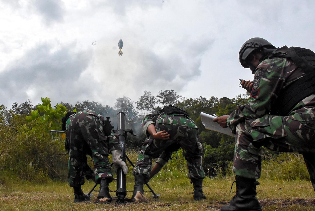 Prajurit Brigif 2 Marinir latihan menembak Senjata Bantuan Infanteri (Senbanif) di Pusat Latihan Pertempuran Marinir (Puslatpurmar) 4 Purboyo, Malang Selatan, Jawa Timur, Senin (08/09/2025). (Foto: Ainul Yakin for jatimnow.com)