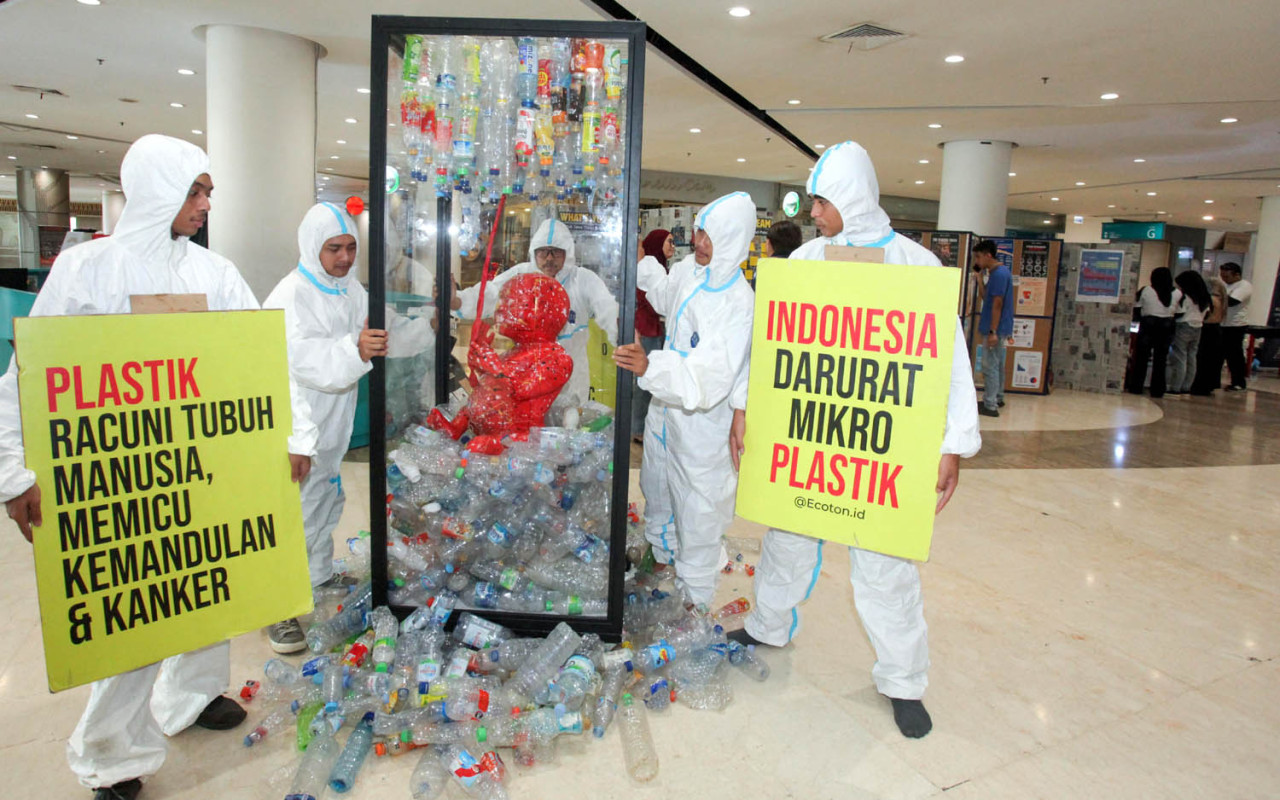 Aksi teatrikal yang menggambarkan ancaman mikroplastik terhadap generasi muda mewarnai peluncuran Jawa Timur Young Changemaker Academy (JAYCA) di Marvel City Mall Surabaya, Sabtu (27/9/2025). (Foto: Ali Masduki/JatimNow.com)