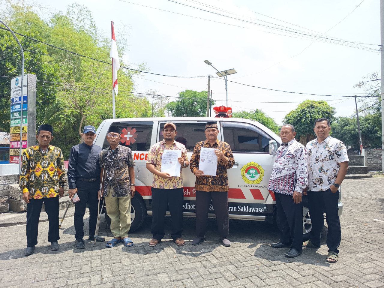 Penyerahan mobil ambulans yang diterima pemerintah Desa Sukodadi. (Foto: Adyad Ammy Iffansah/jatimnow.com)