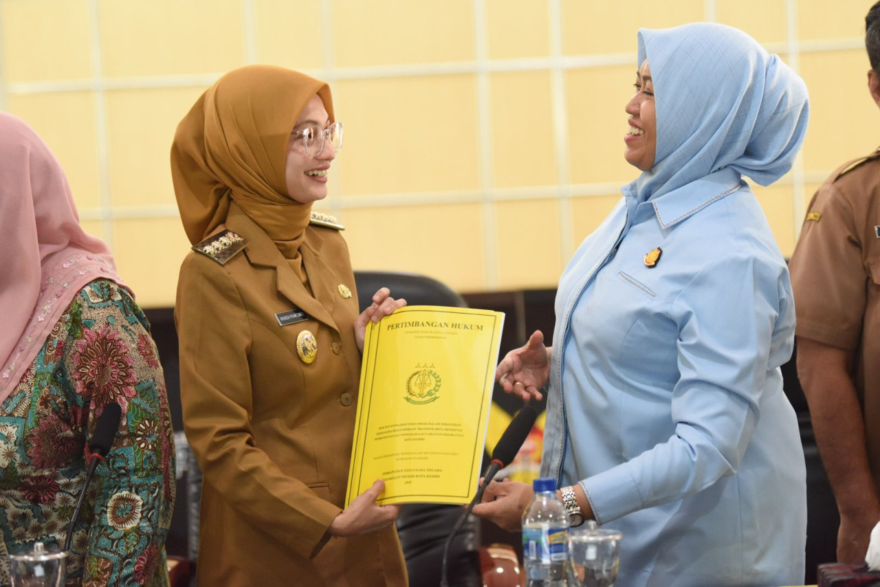 Kepala Kejaksaan Negeri Kota Kediri, Andi Mirnawaty (kanan) memberikan LO kepada Wali Kota Kediri Vinanda Prameswati (kiri). (Foto: Pemkot Kediri/jatimnow.com)