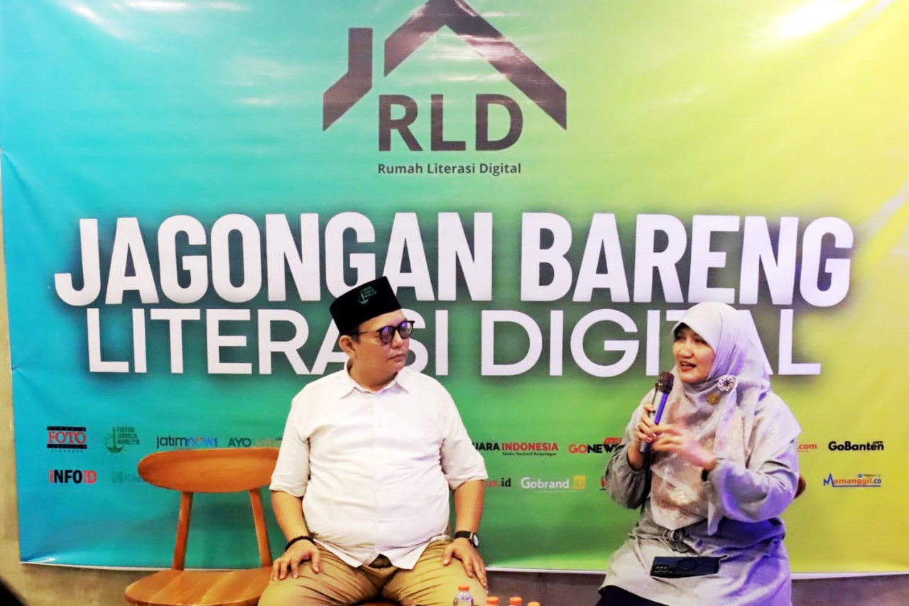 Ketua Fraksi PKS DPRD Jatim, Lilik Hendarwati (kanan), dalam acara Jagongan Bareng Rumah Literasi Digital (RLD) di Balai RLD, Surabaya, Senin (08/09/2025). (Foto: RLD for JatimNow.com)