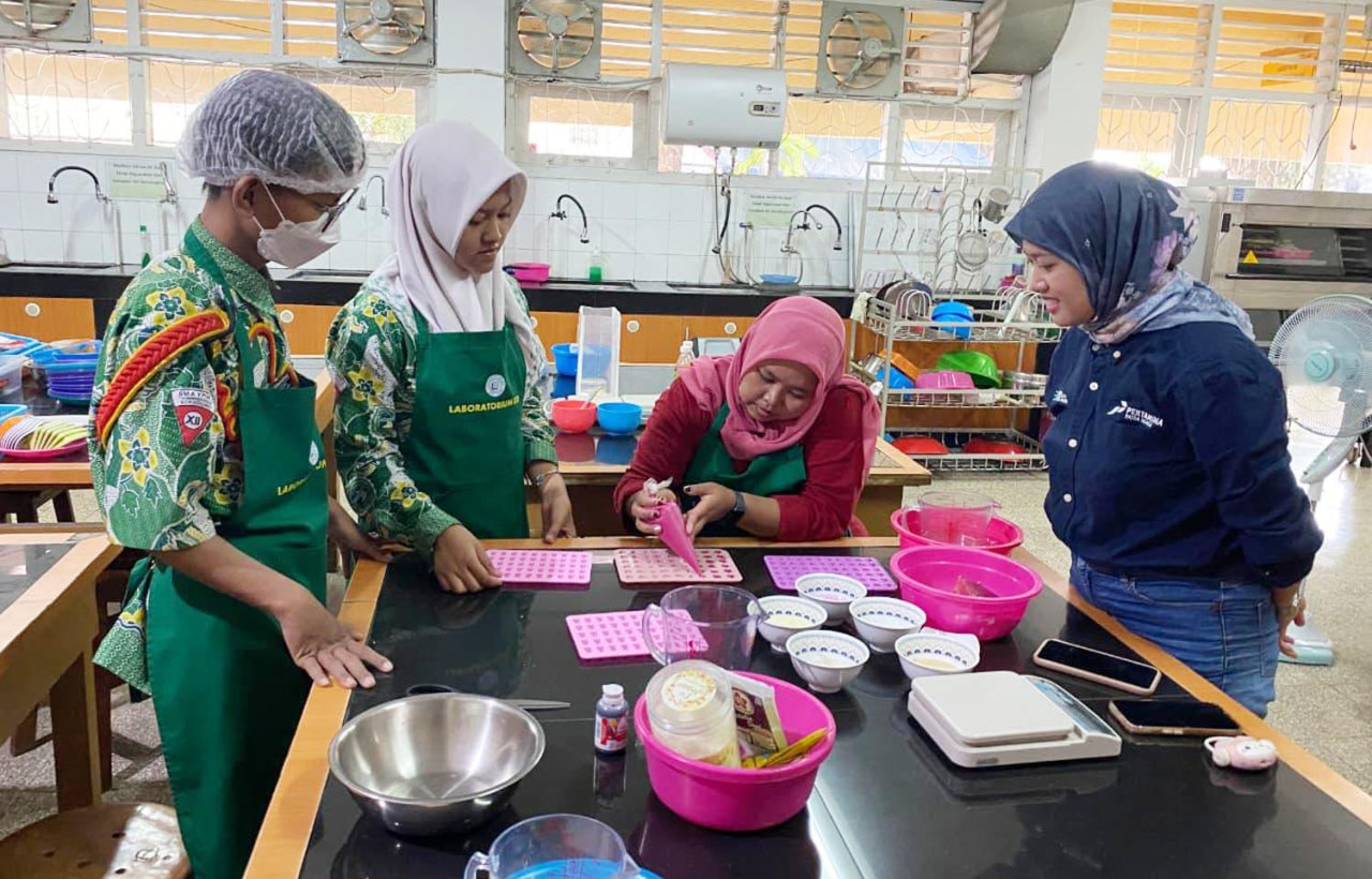 Limbah Sisik Bandeng Jadi Gummy Sehat? Inovasi Siswi SMA Ini Didukung Pertamina