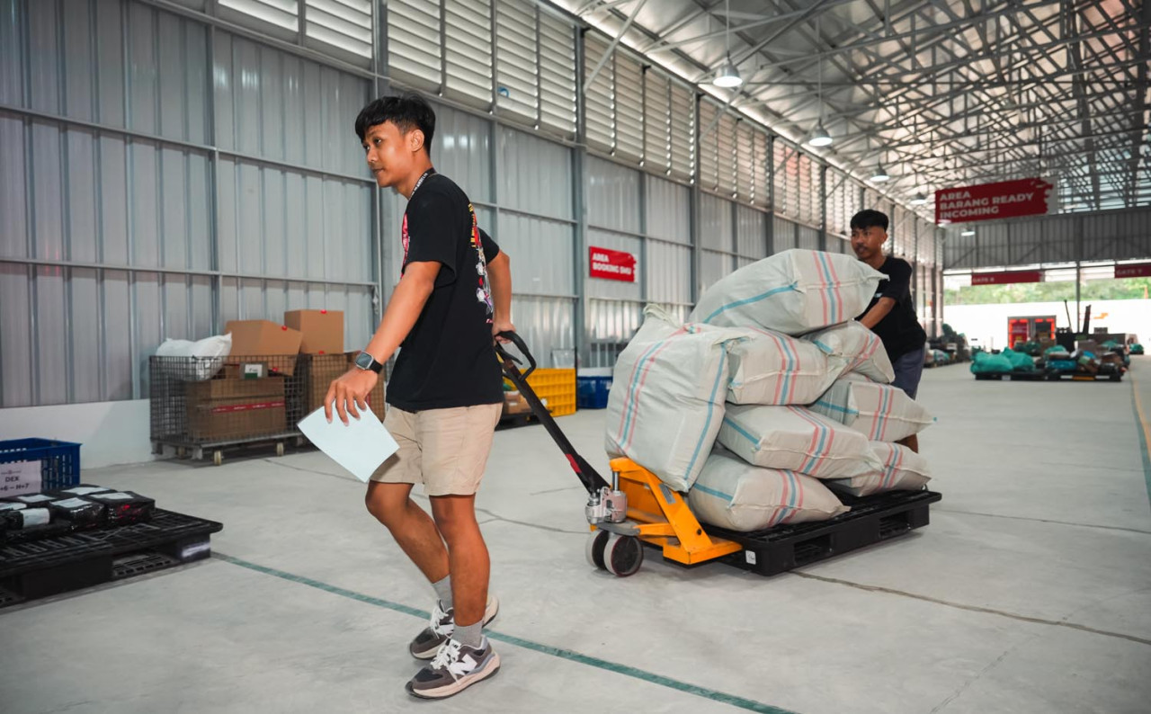 Kesibukan di Lion Hub Halim, pusat distribusi dan infrastruktur logistik di kawasan Halim Perdana Kusuma, Jakarta Timur. (Foto/Dokumentasi Lion Parcel)