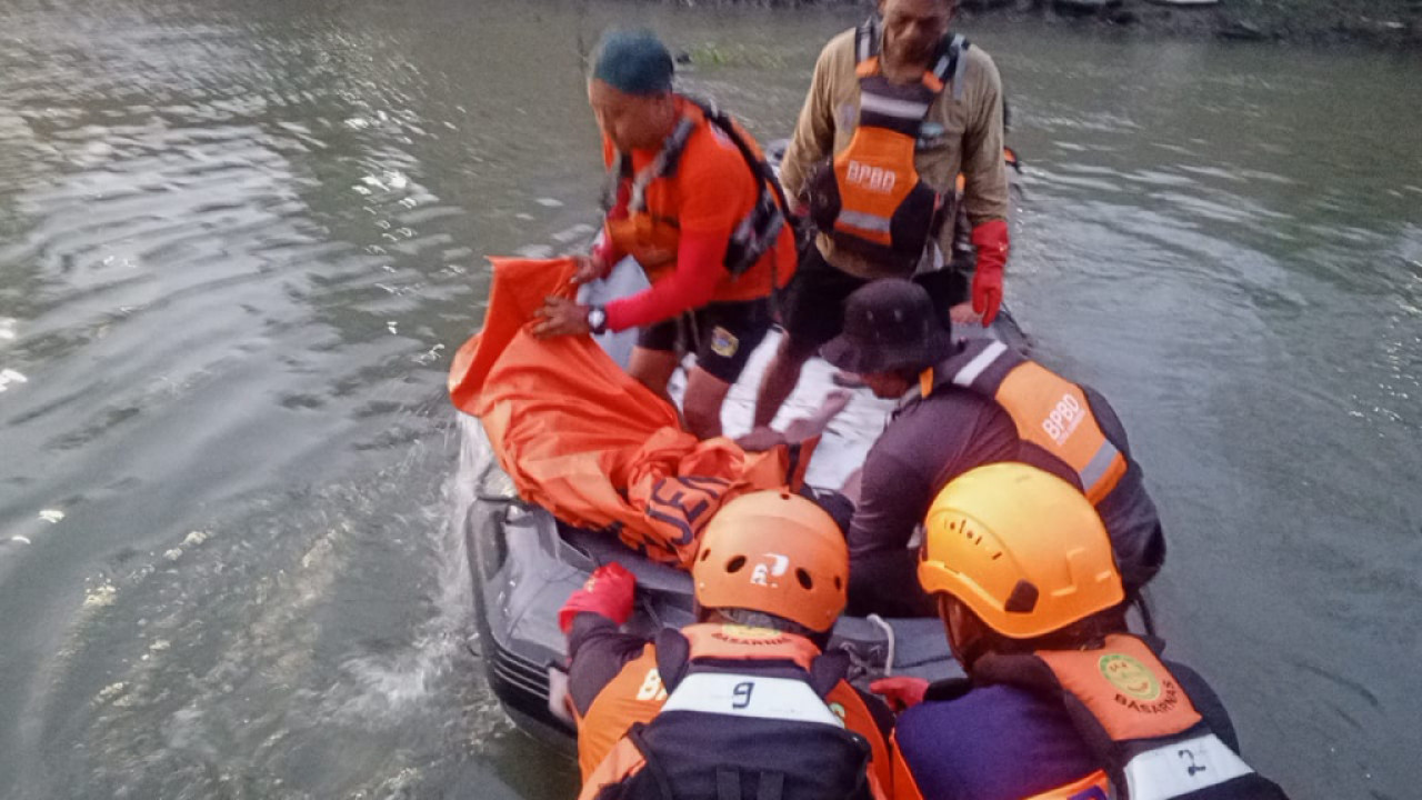 Jenazah korban ditemukan mengapung sekitar pukul 17.35 WIB, kurang lebih 140 meter dari pintu air Jagir. (Basarnas Surabaya)