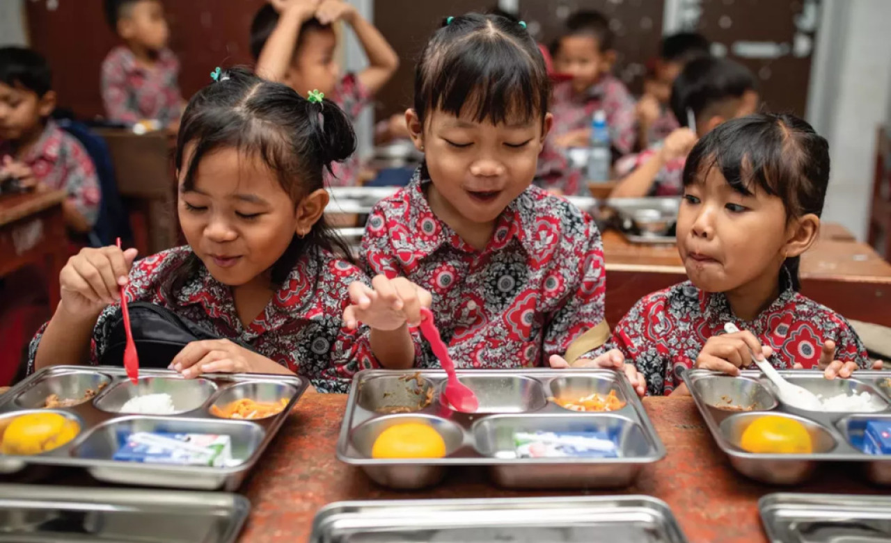 Sejumlah pelajar menikmati Makan Bergizi Gratis. (Foto/Unicef)