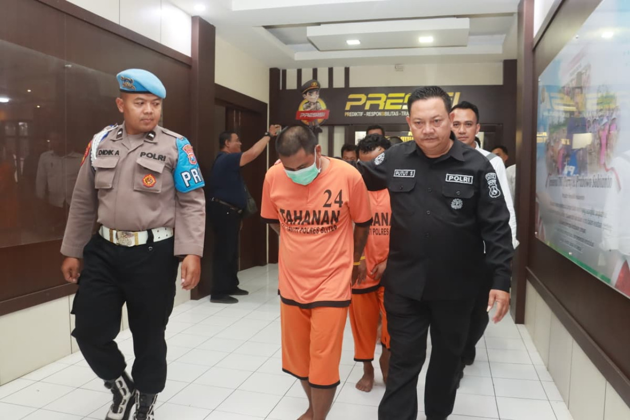 Foto: Tersangka saat dikeler Satreskrim Polres Blitar (Polres Blitar/jatimnow.com)