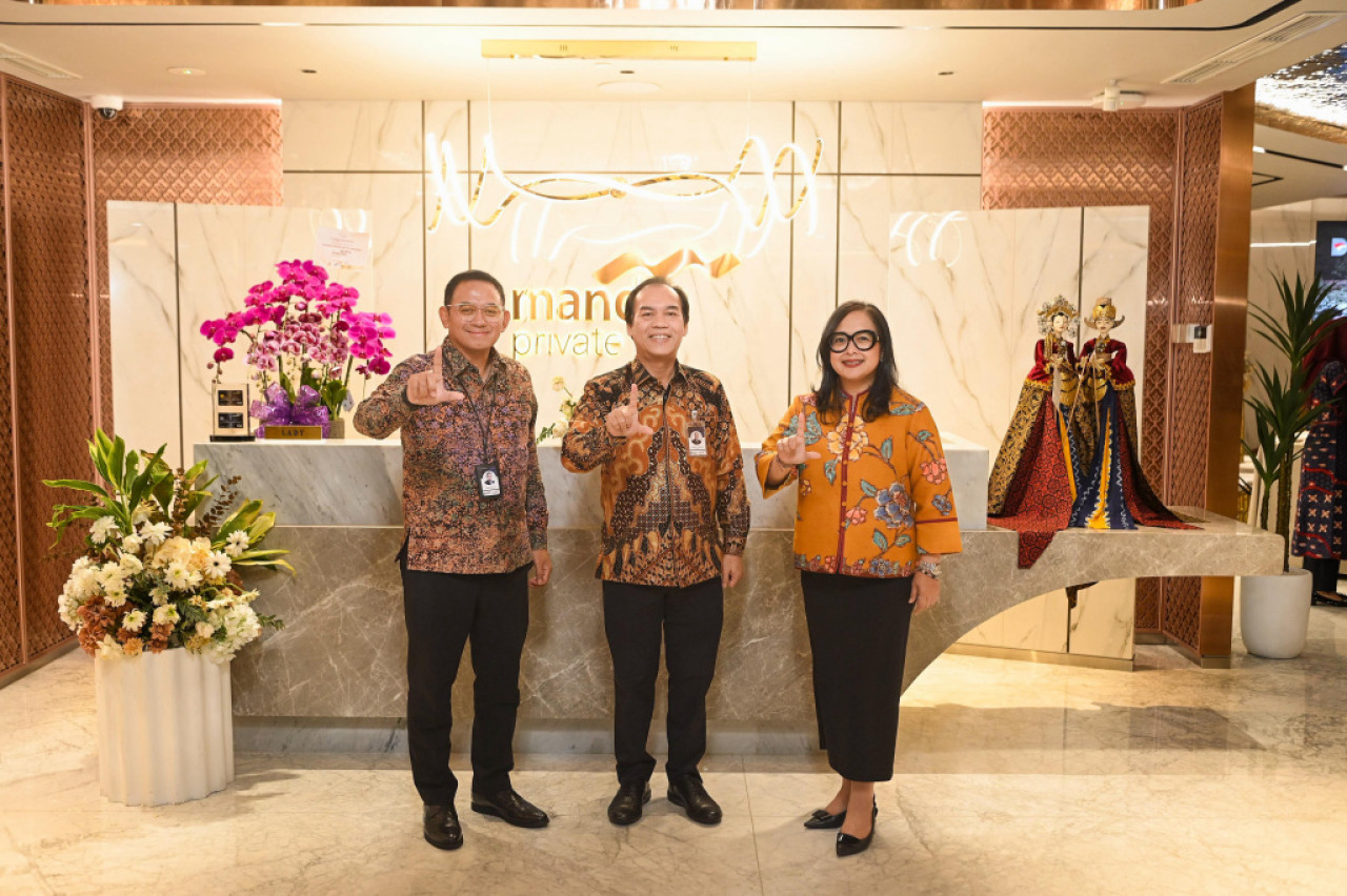 Direktur Network & Retail Funding Bank Mandiri, Jan Winston Tambunan, Regional CEO VIII/Jawa 3 Bank Mandiri, Hendra Wahyudi serta Senior Vice President Wealth Management Bank Mandiri, Sista Pravesthi. (Foto/jatimnow.com)