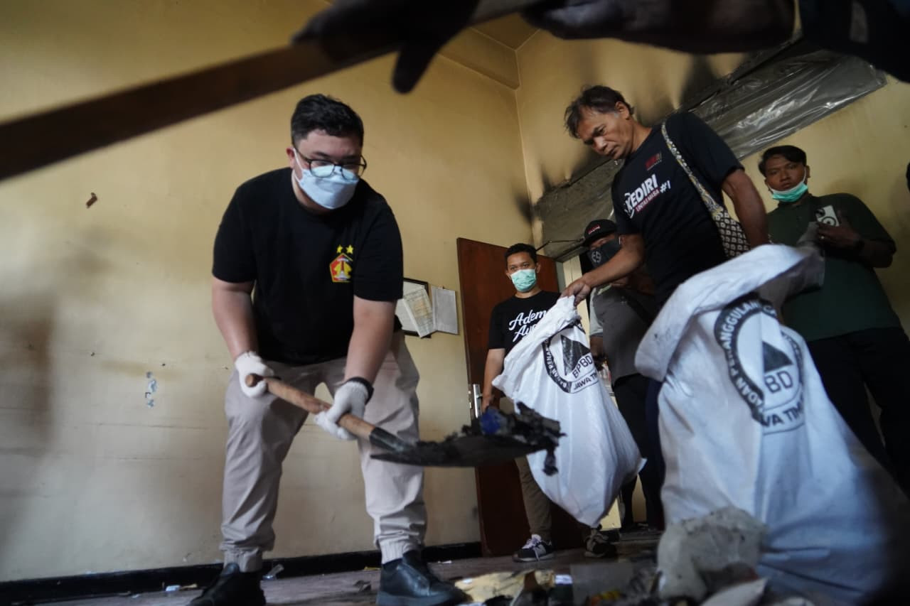 Mas Dhito saat ikuti bersih-bersih di Pemkab Kediri. (Foto: Pemkab Kediri/jatimnow.com)